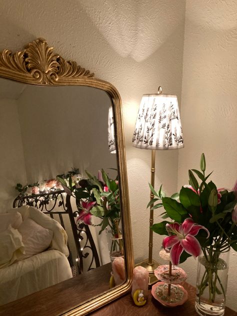 Old Hollywood Room Aesthetic, Girly Room Decor Ideas, Romantic Apartment, Antique Brass Mirror, Classy Room, Mounted Mirrors, Fireplace Living Room, Gold Room, Baroque Mirror