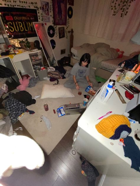 Cool Messy Room, Cozy Messy Bedroom Aesthetic, Real Bedroom Pictures, Grunge Room Messy, Cute Messy Room Aesthetic, Chaos Room Aesthetic, Room Ideas Messy Aesthetic, Bedroom Messy Aesthetic, Rotting In My Room Core