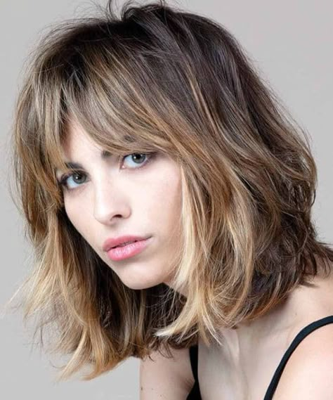 Cortes de cabello bob en capas Short Front Long Back Hair, Bangs With Medium Hair, Short Hair Balayage, Haircut For Thick Hair, Medium Hair Cuts, Shoulder Length Hair, Great Hair, Length Hair, Hair Day