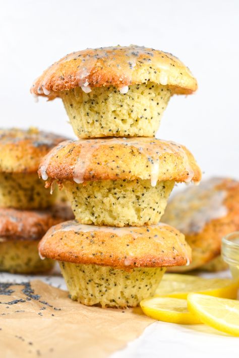 A lemon poppyseed muffin recipe made with Greek yogurt, zingy fresh lemon juice and lemon zest, and a sweet, simple poppyseed glaze. The best lemon poppyseed muffins for breakfast or brunch! Poppyseed Muffin Recipe, Muffins Lemon, Poppyseed Muffin, Lemon Poppy Seed Muffins Recipe, Muffins For Breakfast, Poppyseed Muffins, Muffins Chocolate, Easy Pudding Recipes, Butter Muffins