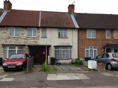 Modest ex council house for sale in Abbots Road, Edgware. Asking price for a property here is £295,000. British Council House Aesthetic, British Council House, Uk Council Estate, Council Estate Aesthetic, Berlin Syndrome, British Childhood, Council Flat, British Aesthetic, Council Estate