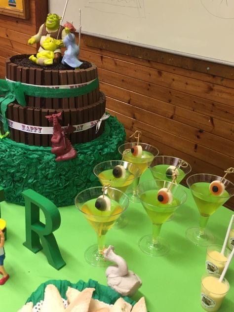 Shrek Halloween Party Decorations, Shrek 21st Birthday, Shrek 30th Birthday, Shrek Birthday Decorations, Shrek Theme Party Ideas, Shrek Birthday Party Food, Shrek Drinks, Shrek 1st Birthday Party, Shrek Balloon Arch