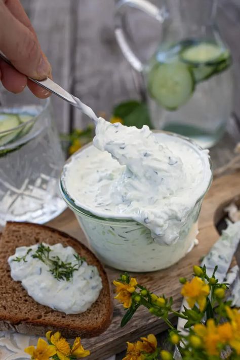 Bestes Tzatziki selber machen (Tzaziki) - Zimtliebe- Schnelle Rezepte backen & kochen Tzatziki Recipes, Tzatziki Sauce, Vegetarian Cooking, Love Food, Meal Prep, Vegetarian Recipes, Dip, Low Carb, Food And Drink