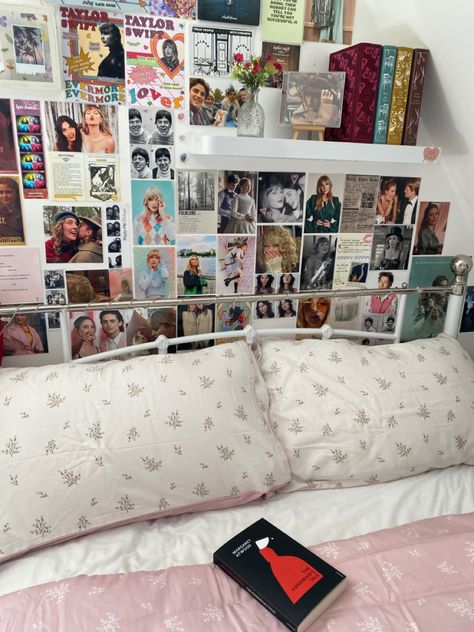 Taylor Swift Bookshelf, Taylor Room Aesthetic, Swiftie Aesthetic Room, Taylor Coded Room, Swiftie Bedroom Aesthetic, Taylor Swift Room, Photo Wall Collage Bedroom Taylor Swift, Bookshelf Aesthetic, Dream Collage