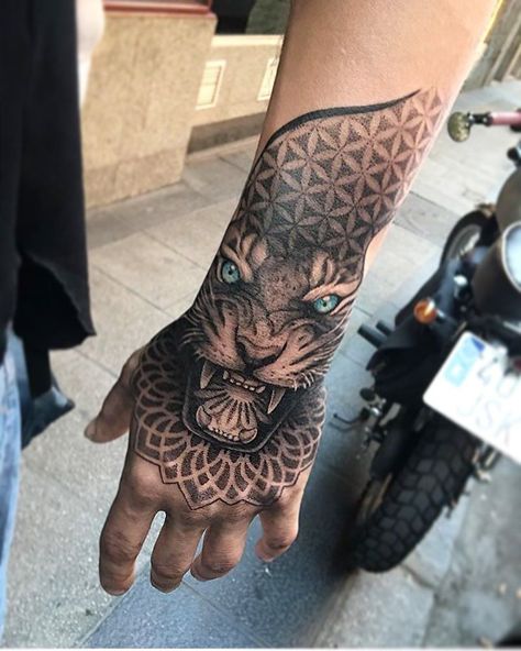 Tiger Hand Tattoo, Herren Hand Tattoos, Mandala Hand Tattoos, Skull Hand Tattoo, Geometric Sleeve Tattoo, Tato Henna, Geniale Tattoos, Hand Tattoos For Guys, Top Tattoos