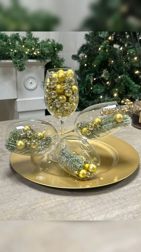 #ChristmasHomeDecor#FestiveGlassAccents #HolidayElegance#DecoratingWithGlass#ChristmasInteriors#SeasonalStyling#HomeForTheHolidays #GlamorousDecor#HolidaySparkle#GlassChristmasDecor Credit: nonsolocasa2 Instagram Christmas Table Settings Ideas, Table Settings Ideas, Christmas Table Decorations Diy, Diy Christmas Table, Christmas Decorations Centerpiece, Christmas Centers, Christmas Candle Decorations, Christmas Dinner Table, Christmas Tree Decorations Diy