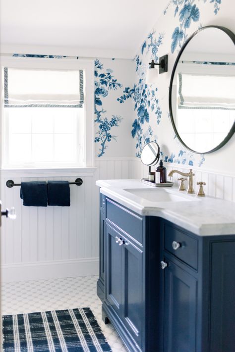 Pyne Hollyhock, Blue And White Bathroom, Coastal Bathrooms, Bathroom Paint Colors, Marmaris, Interior Paint Colors, Casual Home, Blue Bathroom, Bathroom Wallpaper