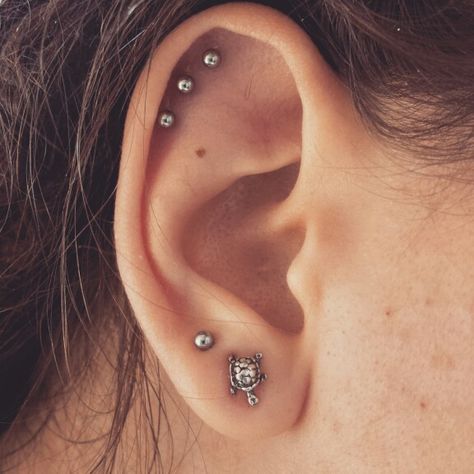 My almost healed triple helix and double lobe piercing c: Almost Healed, Double Lobe Piercing, Triple Helix, Tragus Helix Piercing, Gold Hoops Earrings, Earrings Gold Hoop, 14k Gold Hoop Earrings, Crystal Wedding Jewelry, Small Gold Hoop Earrings