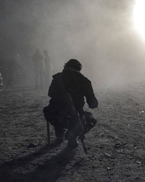 Andrew Lincoln News on Instagram: “#BehindTheScenes Andy as Rick on set of #TheWalkingDead Season 6, Episode 16. #AndrewLincoln #RickGrimes #TWD • • 📸 Britt Dvorak” The Walkind Dead, Life Of Walter Mitty, Apocalypse Aesthetic, Walter Mitty, Andrew Lincoln, Rick Grimes, Poses References, Daryl Dixon, Zombie Apocalypse