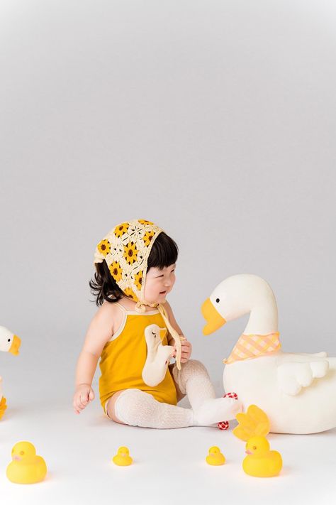 Duck Photoshoot, Kid Portrait, Baby Birthday Decorations, Duck Birthday, Photographs Ideas, Baby Ducks, Baby Yellow, Kids Portraits, Baby Milestones