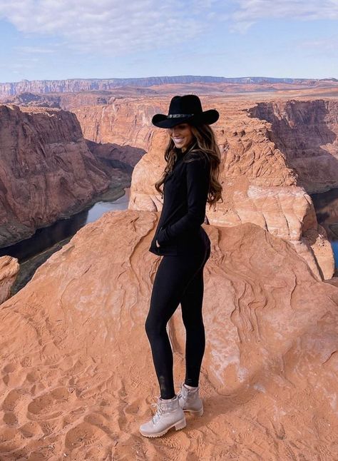 #winteroutfits #arizonaoutfit #arizonafashion #athleisure #outfitideas #falloutfitideas #falloutfits #cowboyhat #cowboyhatoutfits Canyon Outfit, Grand Canyon Outfit, Grand Cayon, Grand Canyon Pictures, Sedona Arizona Travel, Utah Outfits, Road Trip Outfit, Arizona Style, Hiking Outfits