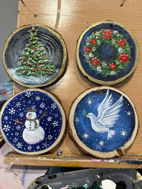 Things To Paint On Wood Circles, Christmas Wood Slice Painting, Wooden Christmas Ornaments Painted, Hand Painted Christmas Ornaments Wooden Wood Slices, Painting Ideas On Wood Acrylic, Wood Slice Art Decor, Christmas Ornament Diy, Diy Christmas Presents, Handmade Christmas Crafts