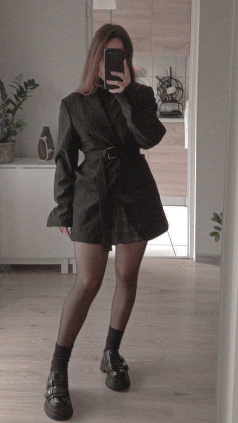 mirror selfie ootd outfit blazer chunky shoes dark academia Corp Goth, Grungy Style, Gothic Hippie, Outfit Blazer, Blazer Outfits For Women, Minimal Look, Brown Blazer, Chunky Shoes, Instagram Style