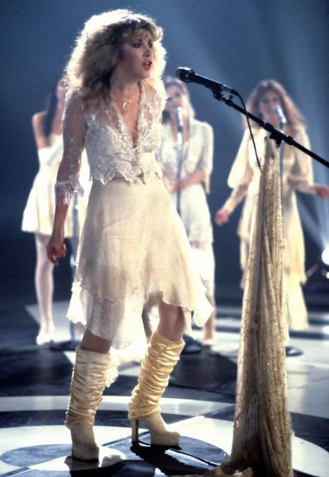 Welsh Witch, Stevie Nicks Concert, Vintage Fashion 70s, Stevie Nicks Style, Stevie Nicks Fleetwood Mac, Fashion 70s, Rock Outfits, Stevie Nicks, Fleetwood Mac