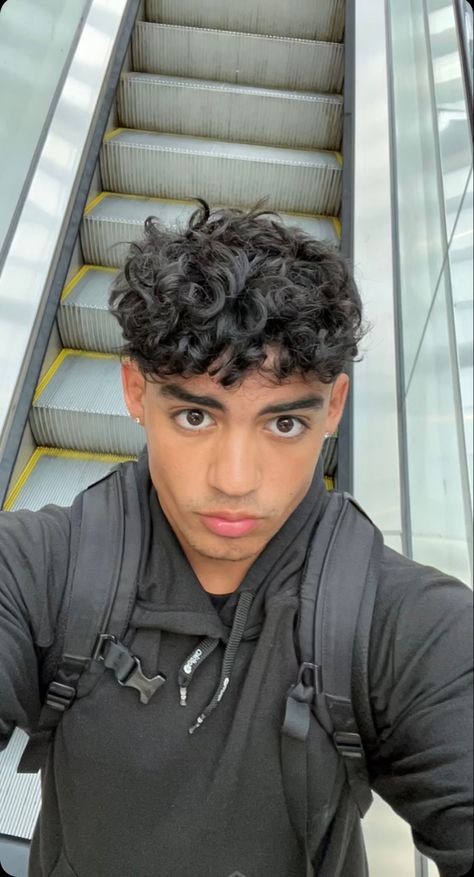 Men Perm, Taper Fade Short Hair, Fade Haircut Curly Hair, Curly Hair Fade, Medium Length Curly Hair, Men Haircut Curly Hair, Mens Hairstyles Thick Hair, Wavy Hair Men, Faded Hair