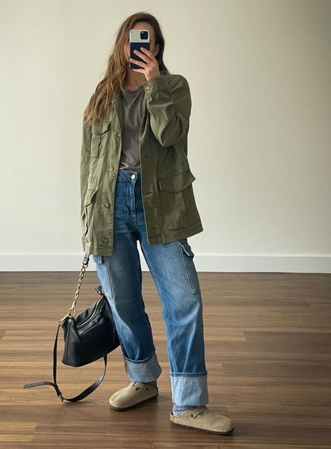 Olive Utility Jacket Outfits, Green Rain Jacket Outfit, Green Denim Jacket Outfits, Green Utility Jacket Outfit, Army Jacket Outfit, Army Green Jacket Outfit, Olive Jacket Outfit, Utility Outfit, Birkenstock Clog Outfit