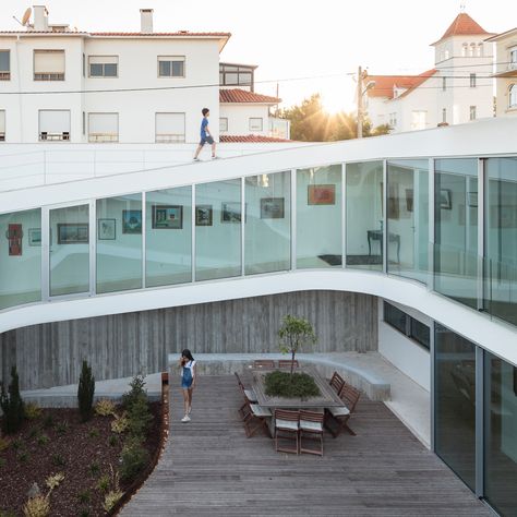 A glazed ramp spirals around a courtyard at the centre of this house in the Portuguese town of Estoril, connecting living spaces and a garden roof terrace. Portuguese Home, Ramps Architecture, Outdoor Ramp, Social Housing Architecture, Glass Walkway, Beach Architecture, Ramp Design, Speculative Design, Campus Design