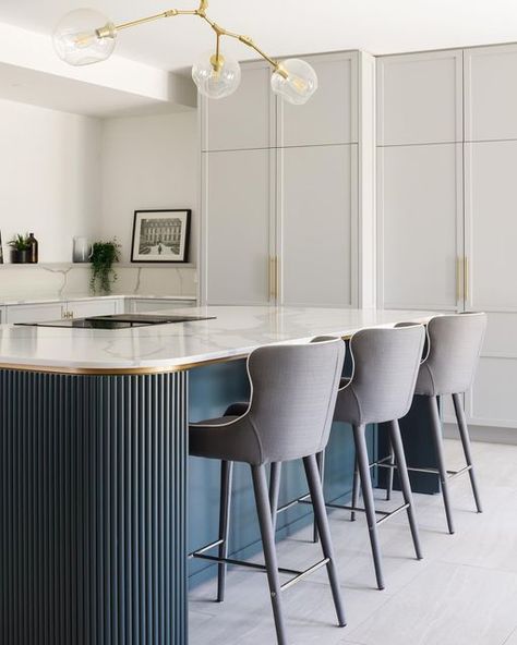 Art Deco Kitchens, Art Deco Kitchen Modern, Ydl Stone, Fluted Kitchen Island, Kitchen With Shaker Cabinets, Fluted Kitchen, White Scandinavian Kitchen, Art Deco Kitchen Design, Dove Grey Kitchen