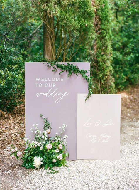 Looking for wedding sign ideas? This purple and light pink wedding sign is the perfect option to welcome your guests! See the link in bio for more! Lavender Seating Chart, Wedding Welcome Sign Purple, Purple Wedding Welcome Sign, Lavender Welcome Sign, Purple Wedding Signage, Light Purple Wedding Decor, Sage And Lilac Wedding, Sage Green And Lilac Wedding, Purple Outdoor Wedding