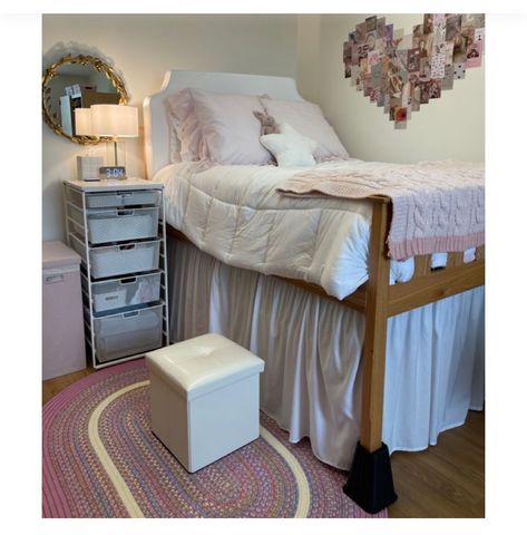 Dorm Bedskirt, Dorm Room Aesthetic Pink, Dorm Inspo Pink, Room Decor Ideas College, College Dorm Room Ideas Pink, Earthy Dorm Room Ideas, Earthy Dorm Room, Cozy College Apartment, Pink Dorm Room Aesthetic