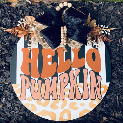 Fall Circle Door Hangers, Halloween Wooden Door Hangers, Fall Door Hangers Wooden, Painting Teacher, Homemade Signs, Fall Wood Signs, Door Crafts, Pumpkin Door Hanger, Halloween Door Hangers