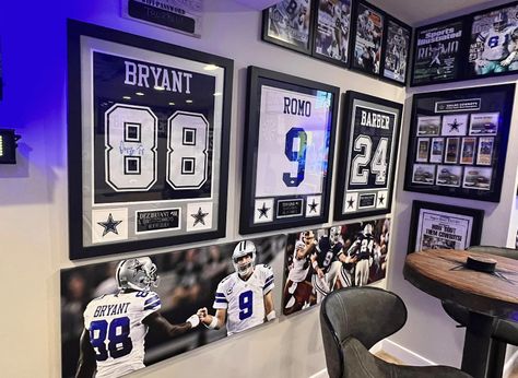 Football Game Room Ideas, Football Basement, Football Interior Design, Man Cave Sports Room, Cowboys Man Cave Ideas, Dallas Cowboys Man Cave Ideas, Dallas Cowboys Basement Ideas, Cowboys Man Cave, Sports Basement Ideas