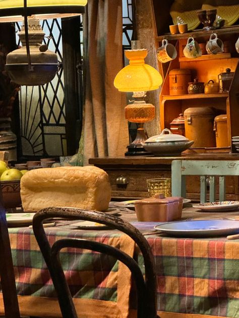 #harrypotter #harrypotterworld #weasley #theburrow Burrowcore Aesthetic, The Burrow Aesthetic Bedroom, The Burrow Interior, Weasley Home Aesthetic, Weasley Christmas Aesthetic, Mrs Weasley Aesthetic, Weasleycore Aesthetic, Harry Potter Set Design, Weasley House The Burrow