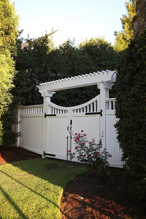 Beautiful Homes of Instagram                                                                                                                                                                                 More Backyard Gates, Garden Gates And Fencing, Garden Gate Design, Privacy Fence Designs, White Fence, Patio Fence, Front Yard Fence, Garden Entrance, Front Patio