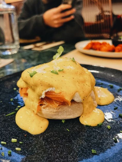 Já provaste algum dos nossos Ovos Benedict? São uma das nossas especialidades e temos cerca de 5 ovos diferentes !!! 😱🤯 Aqui podes observar o Ovo Benedict de Salmão que leva muffin, molho holandes, ovo bt, salmão, queijo cheddar e funcho 🤪 #eva.pecadonatural #santarém #ovosbenedict #foodlovers Eggs Benedict, Cheddar