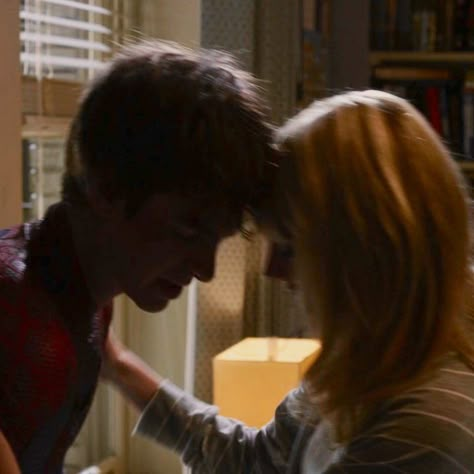 Gwen And Peter Amazing Spiderman, Tasm Peter And Gwen, Marvel Love Couples, Peter Gwen Aesthetic, Gwen And Peter Aesthetic, Gwen And Peter Matching Icons, Peter And Gwen Aesthetic, Amazing Spiderman Gwen, Gwen Y Peter