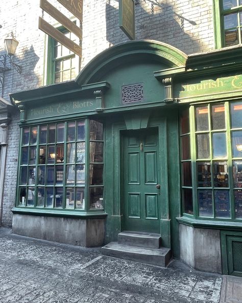 The shops of Diagon Alley. Snuck around right before they closed for some good muggle-less photos. Love the beautiful details they put into each facade! #harrypotter #harrypotterfan #diagonalley #wizardingworlduniversal #wizardingworldofharrypotter #madammalkins #scribbulus #wizeacreswizardingequipment #shopping Diagon Alley Shops, Harry Potter Diagon Alley, Harry Potter Shop, Harry Potter Ideas, Ministry Of Magic, Diagon Alley, Office Job, Universal Studios Orlando, London Trip