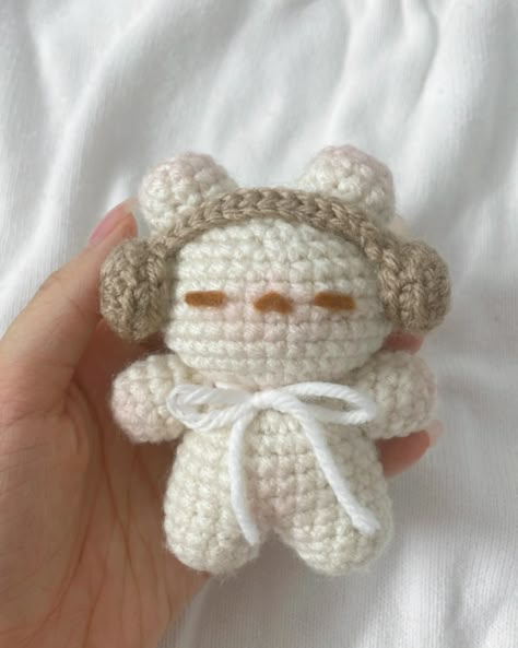 Crochet A Keychain, Crochet Patterns Free Keychain, Cute Amigurumi Keychain, Crochet Keychain Animals, Crochet Plushie Keychain, Things To Crochet For School, Crochet Patterns Keychain, Crochet Ideas Keychain, Crochet Mini Plushies