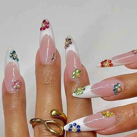 𝐧𝐚𝐢𝐥𝐬 𝐛𝐲 𝐀𝐧𝐚𝐥𝐲𝐬𝐬𝐞 𝐇𝐞𝐫𝐧𝐚𝐧𝐝𝐞𝐳 | 𝐋𝐀 on Instagram: "⛓️ baby diamond flowers ✨🌼 • • • inspo: ?" Gem Flowers Nails, Jewel Flower Nails, Flower Gem Nail Designs, Diamond Flower Nails, Nails By Analysse, Almond Nails With Gems Rhinestones, Colorful Gem Nails, Tiny Flower Nails, Summer Nails With Gems