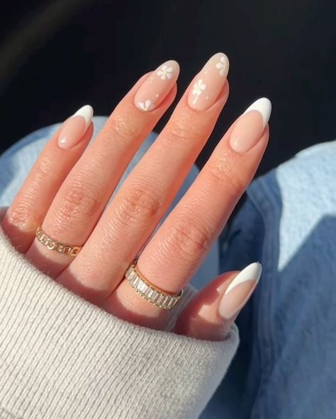 Beachy Simple Nails, Nude Vacation Nails, Summer Nail Ideas White, Simple Beachy Nails, Maldives Nails, Nails For Cruise, Office Nails Classy, Winter Vacation Nails, Beachy Nail Ideas