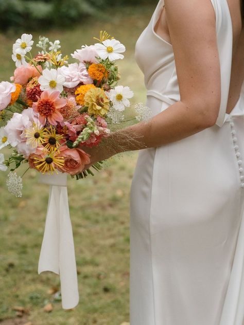 Wedding Flowers November, Josie Wedding, Summer Bridal Bouquet, Bridal Bouquet Summer, Dahlias Wedding, Late Summer Weddings, Summer Wedding Bouquets, Elegant Garden, Floral Design Studio