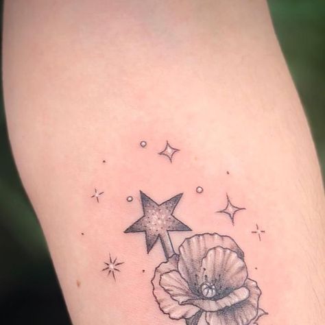 Fiona 🏳️‍🌈 on Instagram: "Fine line Wizard of Oz Galinda’s wand with a poppy ✨   #tattoo #tattoos #femaletattooartist #queertattooartist #dctattooartist #patattooers #artistsoninstagram #poppytattoo #wizardofoz #forearmtattoo #blackandgrey #blackandgreytattoo #blackandwhitetattoo #lineworktattoo #flowertattoo" Wizard Of Oz Tattoo Simple, Wizard Of Oz Tattoo, Wizard Of Oz Aesthetic, Oz Aesthetic, Oz Tattoo, Dc Tattoo, Poppy Tattoo, Poppies Tattoo, Wicked Tattoos