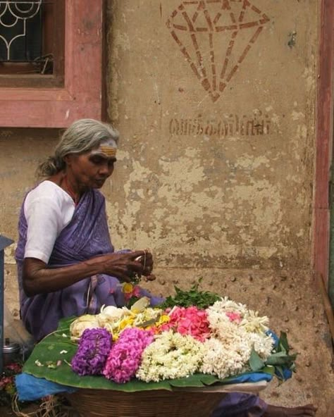 Boho Hippie Fashion, Flower Seller, Street Photography People, Mother India, Indian Subcontinent, Amazing India, Human Figure Sketches, Indian Flowers, Hippie Fashion