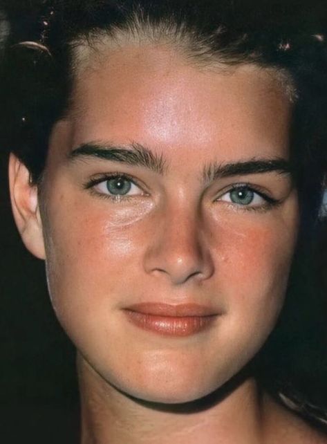 Brooke Shields photographed in the 1980s Brooke Shields No Makeup, Brooke Shields Brows, Brooke Shields Look Alike, Brooke Shields Eyebrows Tutorial, Brooke Shields Makeup Tutorial, Brooke Shields Side Profile, Brooke Shields Face, Brooke Shields Calvin Klein, Brooke Shields Makeup