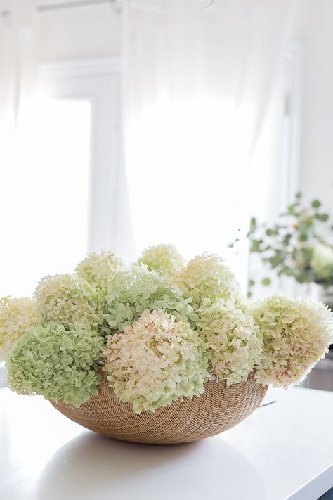 Hydrangea Bowl Centerpiece, Limelight Hydrangea Wedding Centerpieces, Hydrangea Basket Arrangement, Faux Hydrangea Arrangement Outdoor, Baskets Of Flowers Wedding, Coastal Flower Arrangements, White Hydrangea Arrangements, Hydrangea Arrangements Wedding, Hydrangea Basket