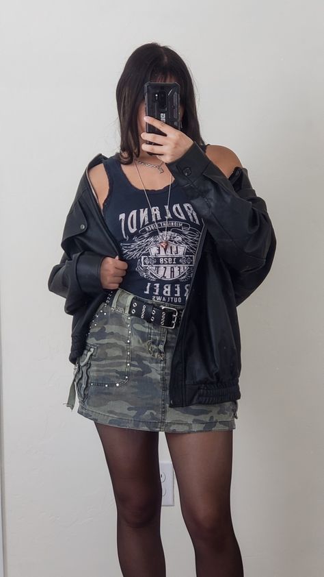 Oversized Jacket Outfit Grunge, Camo Grunge Outfits, Camo Skirt Outfit Ideas, Army Skirt Outfit, Camo Mini Skirt Outfit, Punk Skirt Outfit, Camouflage Skirt Outfit, Oversized Leather Jacket Outfit, Camo Skirt Outfit