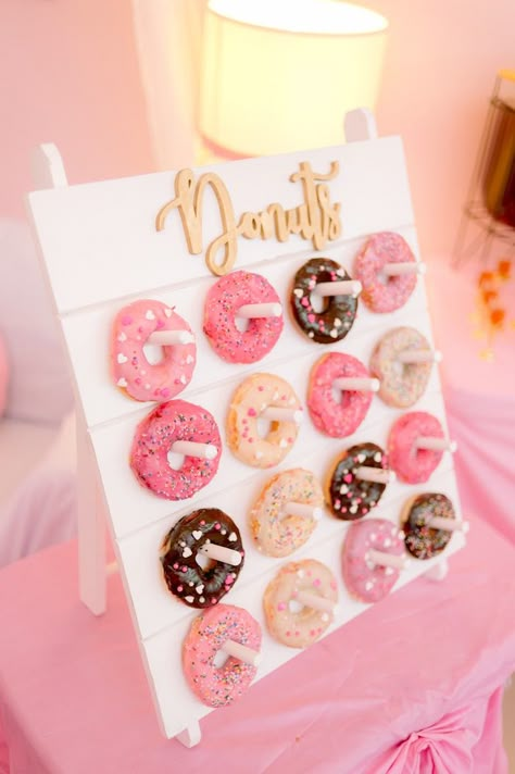 Spa Day Birthday Party, Spa Day Birthday, Donat Glaze, Donut Board, Donut Themed Birthday Party, Idee Babyshower, Birthday Donuts, Donut Birthday Parties, Spa Birthday Parties