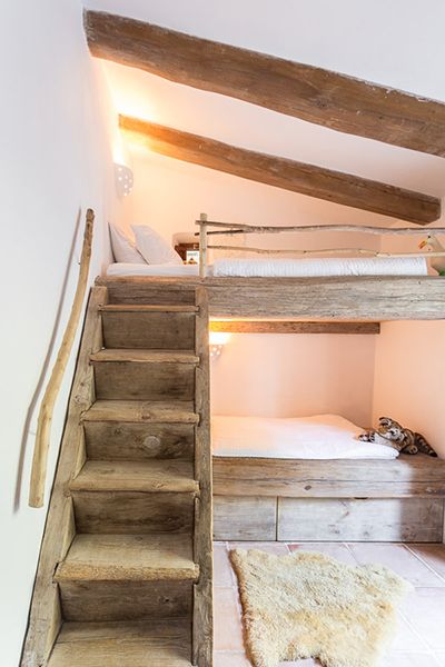 Moredesign.es Mommo Design, Small Bedroom Decor Ideas, Bunk Rooms, Bunk Bed Designs, Attic Renovation, Attic Remodel, Small Bedroom Decor, Attic Bedroom, Attic Rooms