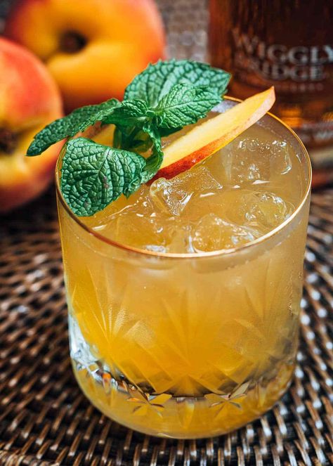 Peach Smash Cocktail, Brown Liquor Mixed Drinks, Peach Cocktail Recipe, Brown Sugar Simple Syrup, Mixed Cocktails, Bourbon Cocktail Recipe, Bourbon Recipes, Peach Cocktail, Whiskey Recipes