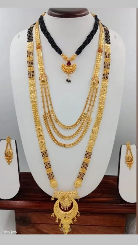 Long Heavy Mangalsutra Designs Gold, Heavy Mangalsutra Designs Gold, Latest Mangalsutra Designs, Short Mangalsutra, Pretty Gold Necklaces, Gold Neck Chain, Gold Jewelry Prom, Tikka Jewelry, Golden Sparkle