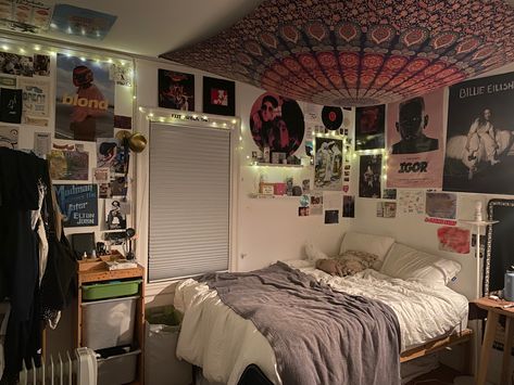 Chill Room Ideas, Teenager Bedroom Design, Aesthetic Bedrooms, Mental Space, Teenager Bedroom, Cute Bedrooms, Room Arrangement, College House, Room Things