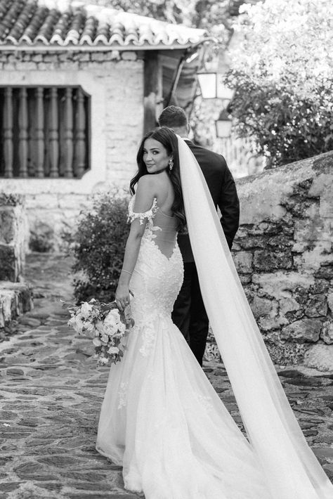 Wedding Poses Aesthetic, Bride Inspo Wedding Photos, How To Pose In Wedding Dress, Alter Pictures Wedding, Wedding Poses Mountains, Action Wedding Photos, Classy Wedding Photoshoot, Wedding Inspo Photography, Bridal Photo Inspiration