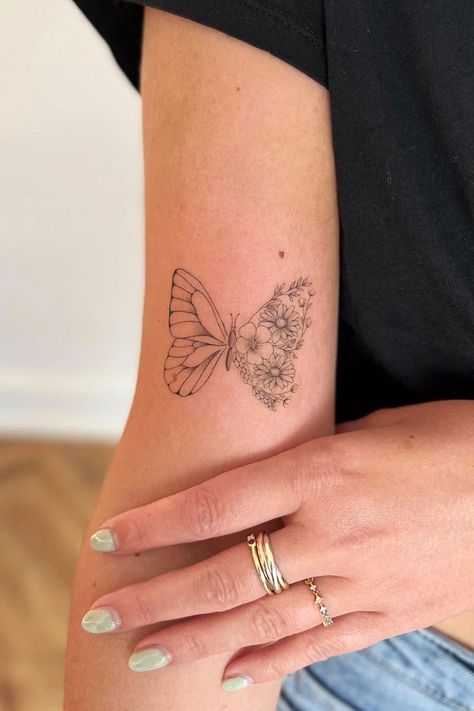 tatuajes para mujeres mariposas Wings And Flowers Tattoo, Aesthetic Butterfly Tattoo, Simple Line Tattoo, Tattoos Aesthetic, Basic Tattoos, Single Needle Tattoo, Petite Tattoos, Delicate Tattoo, Line Art Tattoos