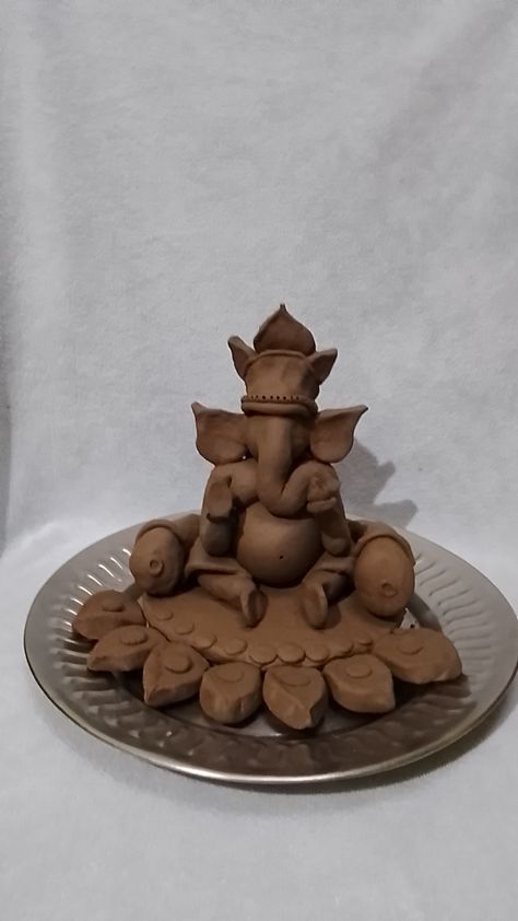 Clay Ganesha Handmade, Ganesh Ji Idol Diy, Ganesha Murti Making, Clay Ganpati Making, Easy Ganesha Making With Clay, Easy Clay Models, Ganapati Making, Homemade Ganpati Murti, Clay Ganpati