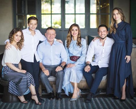 Royal Family Christmas, Royal Jordanian, Jordan Royal Family, Royalty Fashion, King Abdullah, Royal Christmas, Queen Rania, Estilo Real, Royal Queen