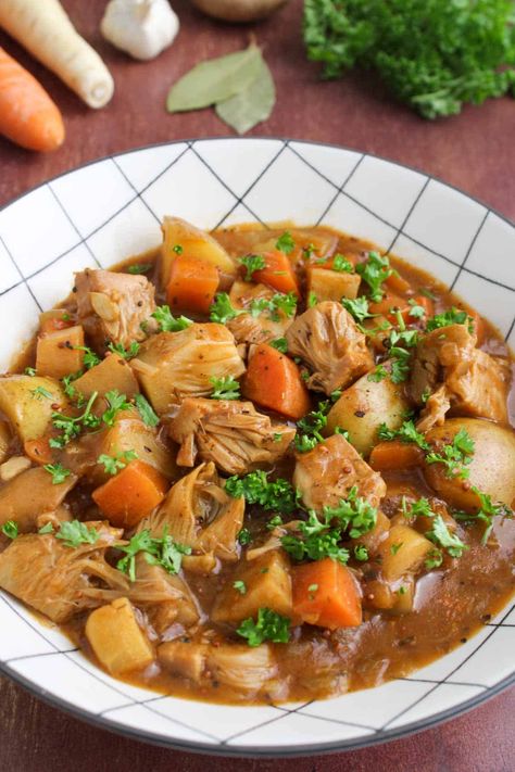 This jackfruit stew – a.k.a. vegan 'beef' stew – is a healthy and hearty one-pot meal that's meat-free, gluten-free, and absolutely packed full of flavour. #HalfYourPlate #Jackfruit #JackfruitStew #Vegetarian #Vegan #VeganStew Jackfruit Stew Crockpot, Jackfruit Stew, Wholefood Plantbased, Stew Vegan, Vegetarian Stew, Veggie Dinners, Vegan Crockpot, Jackfruit Recipes, Crockpot Stew